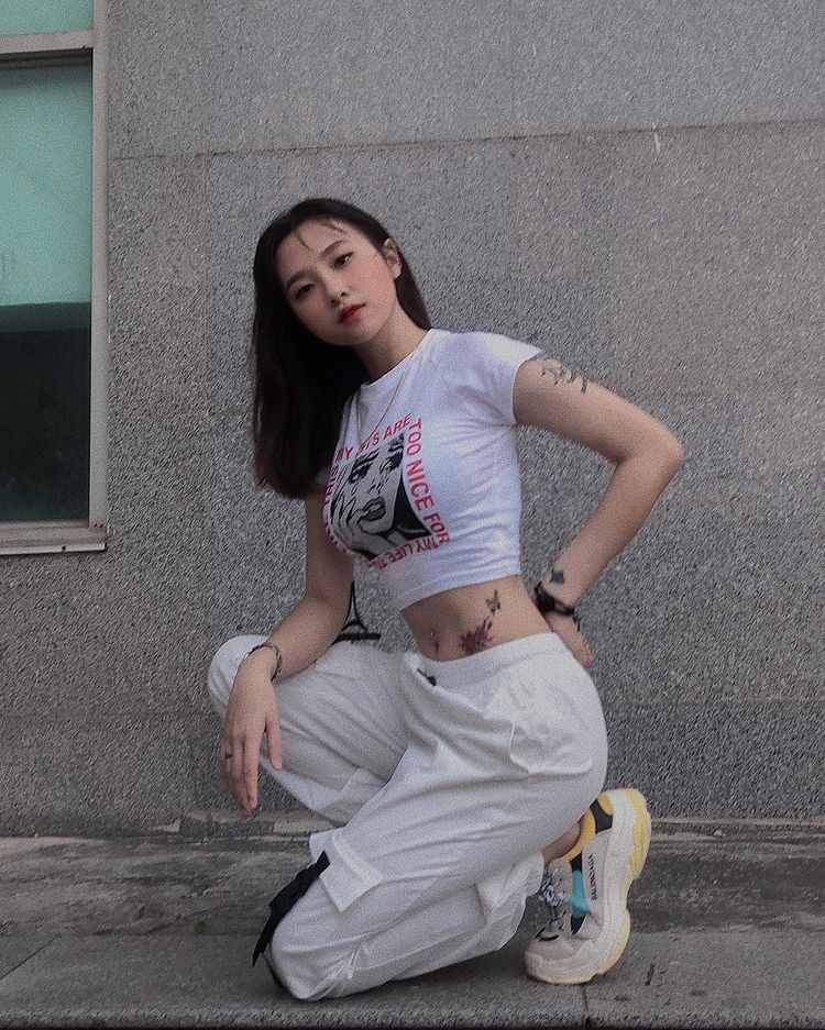 THÙY DƯƠNG – EM GÁI TRẮNG XINH, DÁNG ÔM, SIÊU MỊN