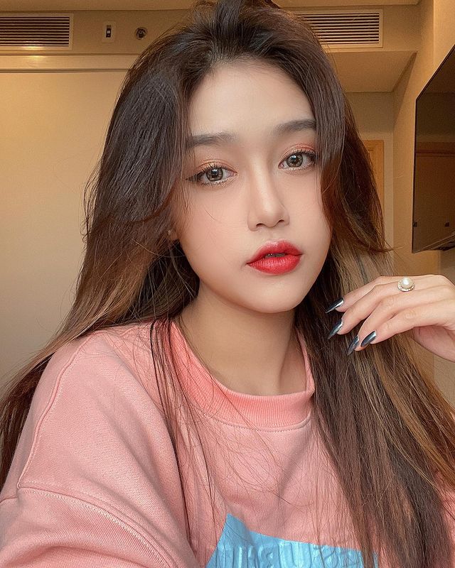 HẢI NGÂN – EM GÁI TRẮNG XINH, DÁNG ÔM, SIÊU MỊN