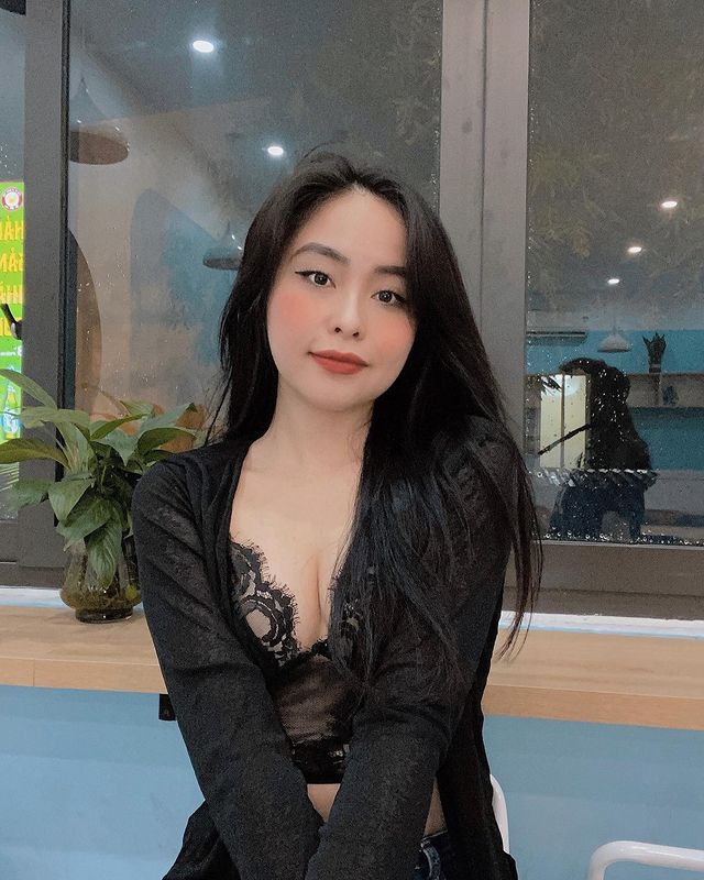 THÚY QUỲNH – EM SINH VIÊN GẦM CAO MÁY THOÁNG