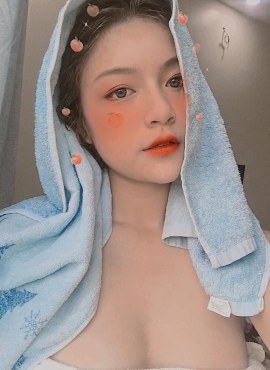 HƯƠNG NHI – ĐƯỜNG CONG QUYẾN RŨ, GỢI ĐÒN