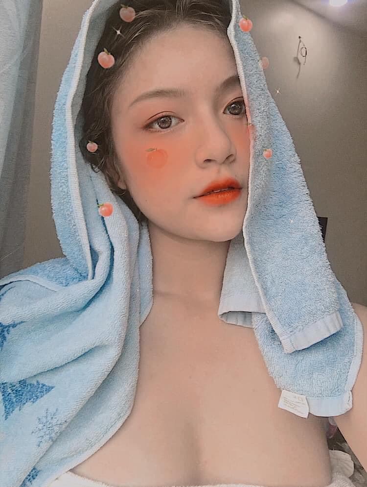 KHÁNH LY – EM HỌC SINH MÔNG VẾU MỌNG NƯỚC