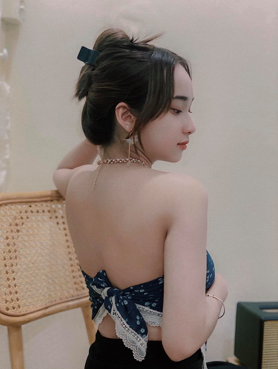 BÉ MINH TRANG – MÔNG MIẾC, VẾU VÊ CĂNG ĐÉT