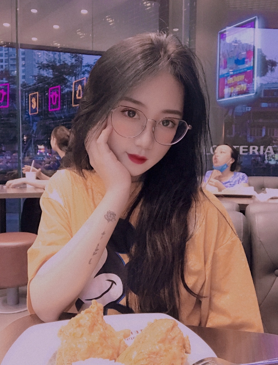 VÂN NHI – EM SINH VIÊN XINH XẮN, THON THẢ