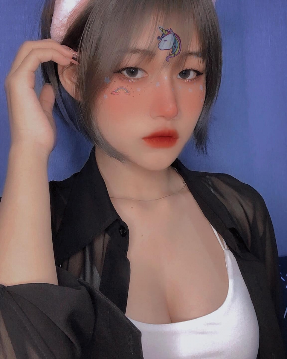 CẨM TÚ – EM SINH VIÊN NĂM NHẤT NUỘT NÀ