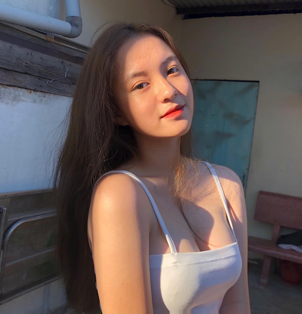 HOÀNG NHI – EM GÁI MỚI LỚN, PHỔNG PHAO, ĐẪY ĐÀ