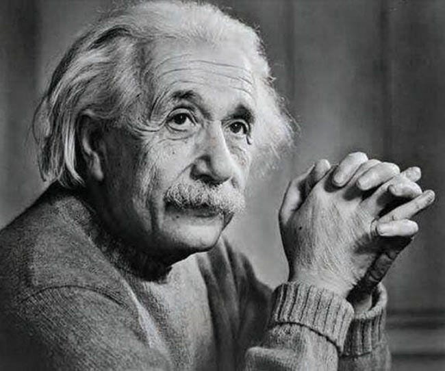 Albert Einstein nghiên cứu về nguyên tử