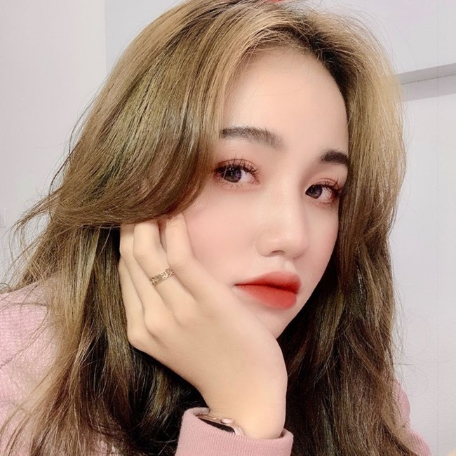Nhung Thị với gương mặt sắt nét