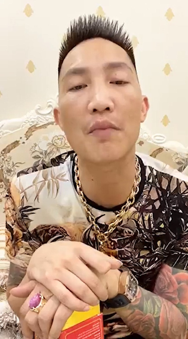 Tiểu sử Huấn Hoa Hồng