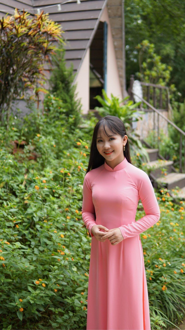 Ca sĩ Kim Chi trình bày ca khúc Hạ Thương