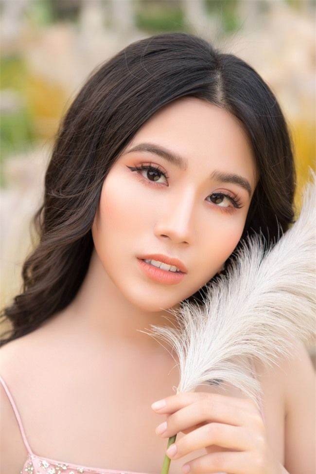 Linh Miu bên bờ suối