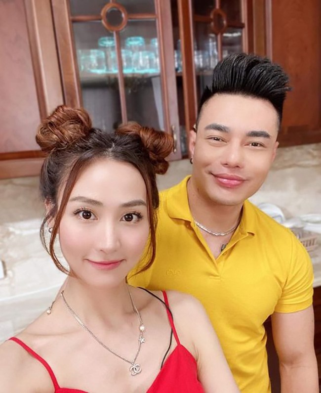 Ngân Khánh với chồng