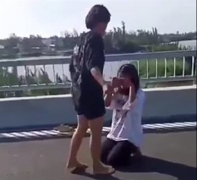 Nữ sinh lớp 7 bị đánh lột đồ