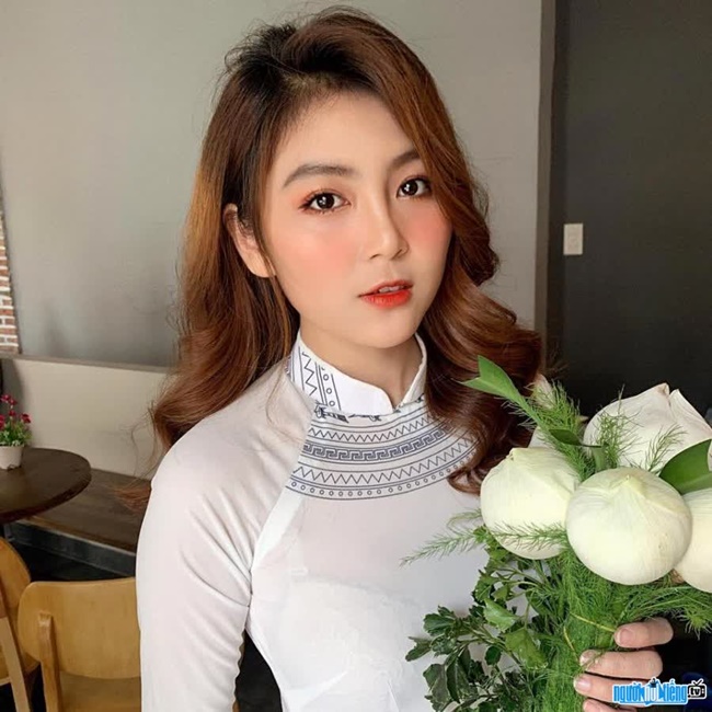 Cô nàng rất chịu khó khoe vòng 3