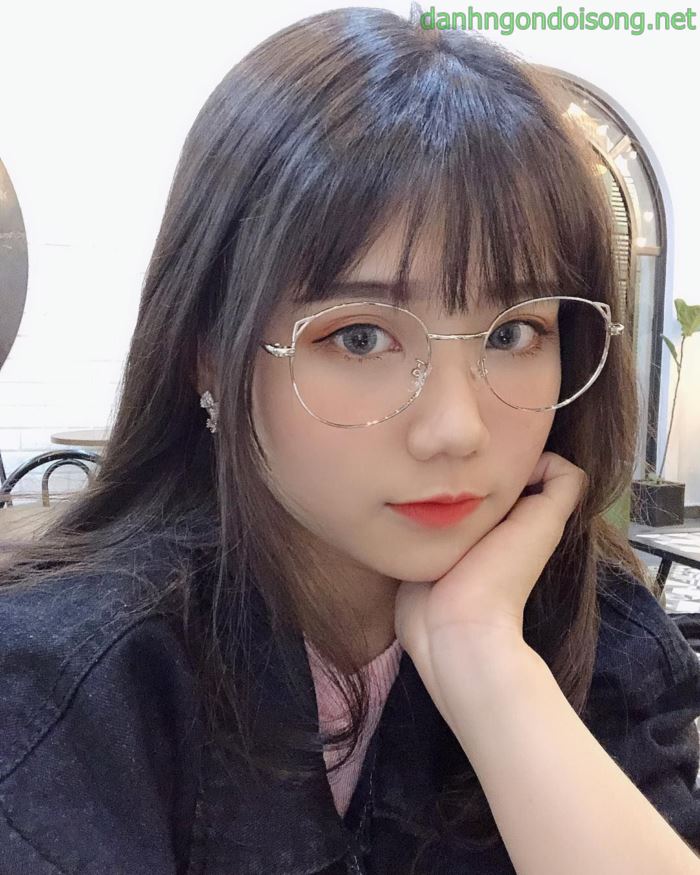 Top ảnh gái xinh đeo mắt kính dễ thương