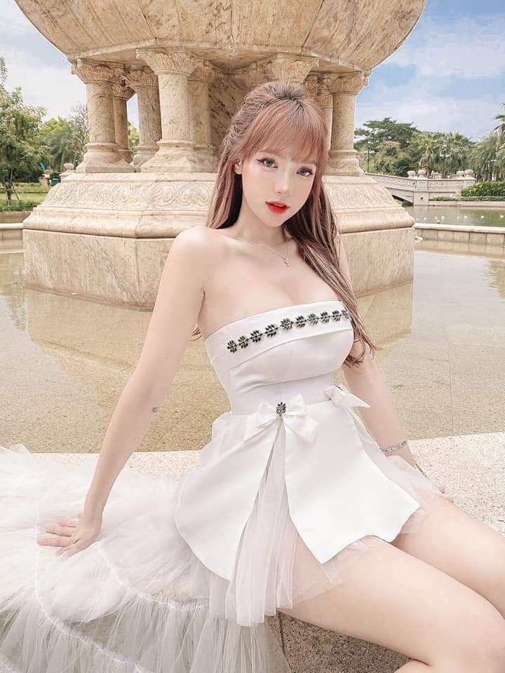 Em Hương Phạm - Mặt sáng dáng xinh