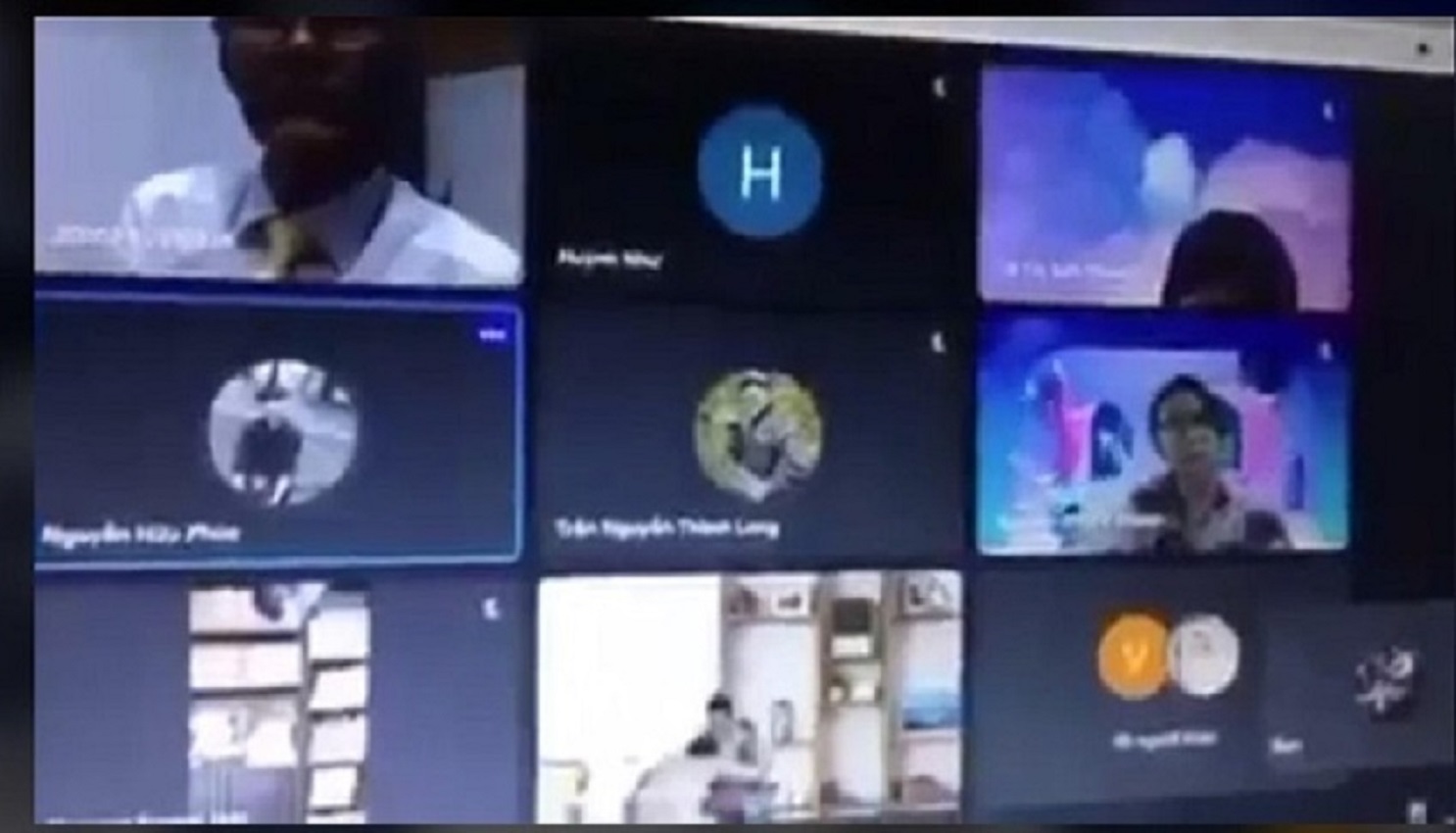 lộ clip nhạy cảm khi học trực tuyến 2